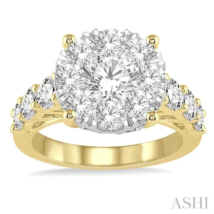 Round Shape Lovebright Essential Diamond Engagement Ring