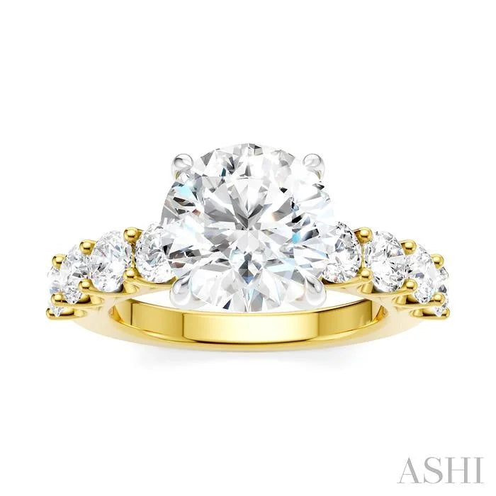 Round Shape Semi-Mount Diamond Engagement Ring