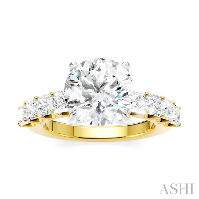 Round Shape Semi-Mount Diamond Engagement Ring