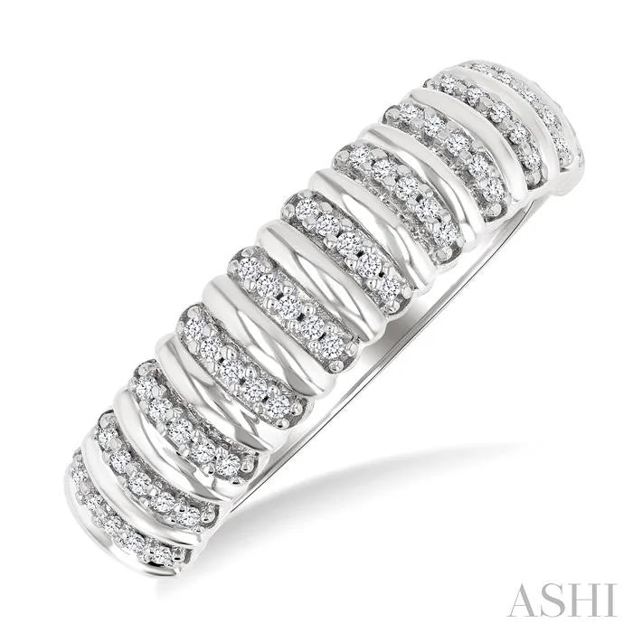 Ribbed Diamond Fashion Ring