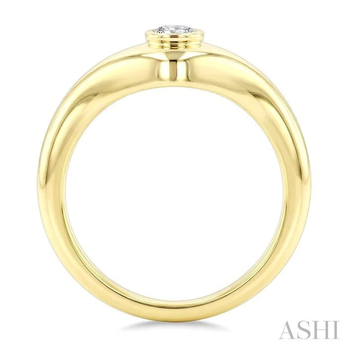 Golden Glow Round Shape Diamond Fashion Signet Ring