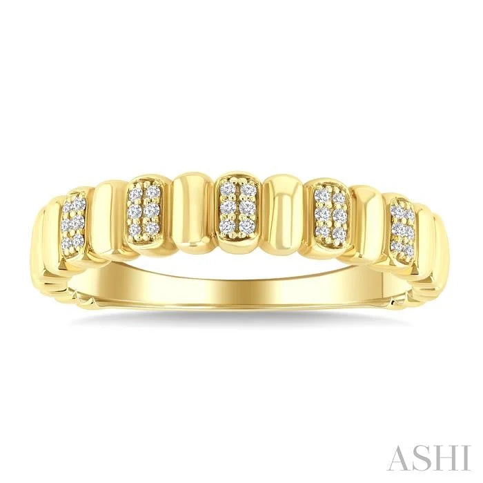 Ribbed Diamond Fashion Band