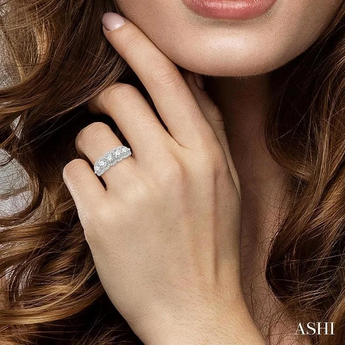 Round Shape 5 Stone Diamond Fashion Ring
