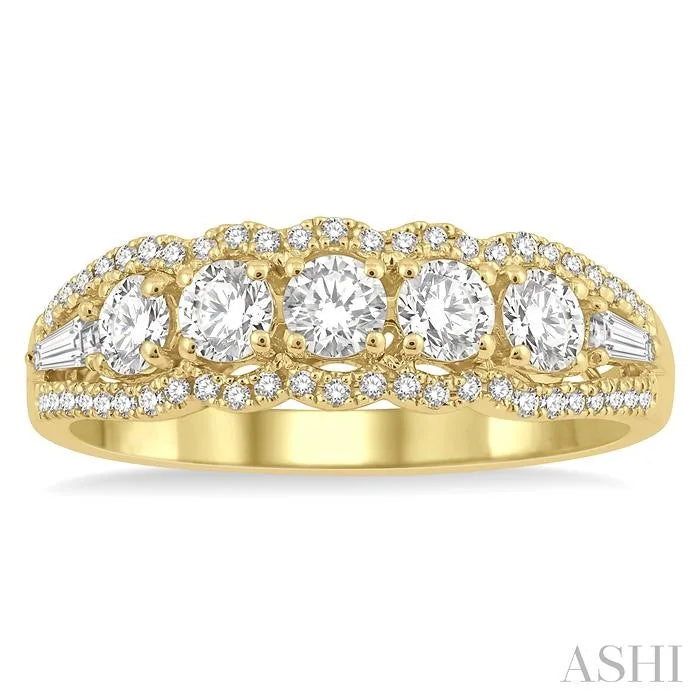 Round Shape 5 Stone Diamond Fashion Ring