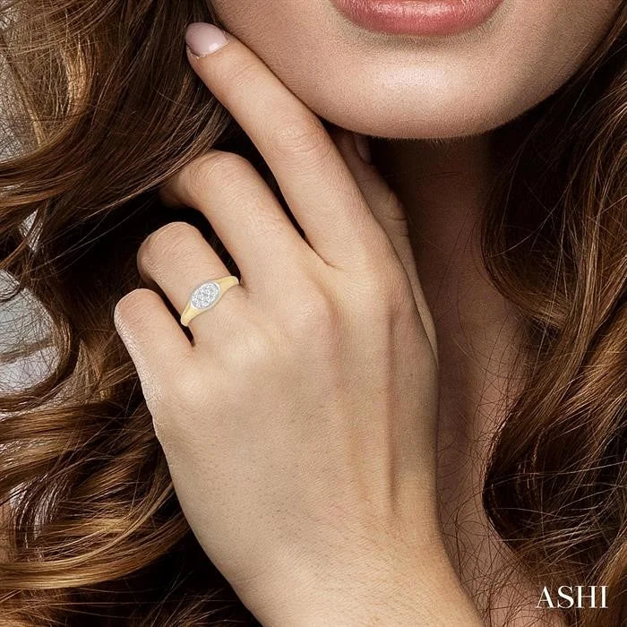 Oval Shape East-West Lovebright Essential Diamond Signet Ring