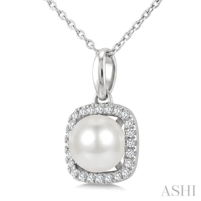 Pearl & Petite Halo Diamond Fashion Pendant