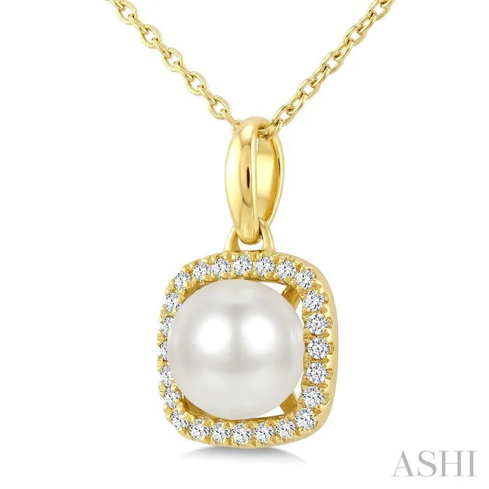 Pearl & Petite Halo Diamond Fashion Pendant