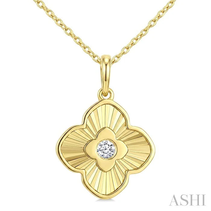 Clover Fluted Diamond Fashion Pendant