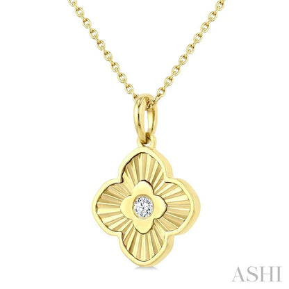 Clover Fluted Diamond Fashion Pendant