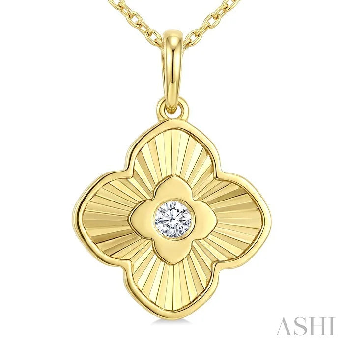 Clover Fluted Diamond Fashion Pendant