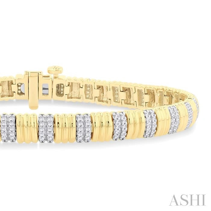 Ribbed Diamond Fashion Bracelet