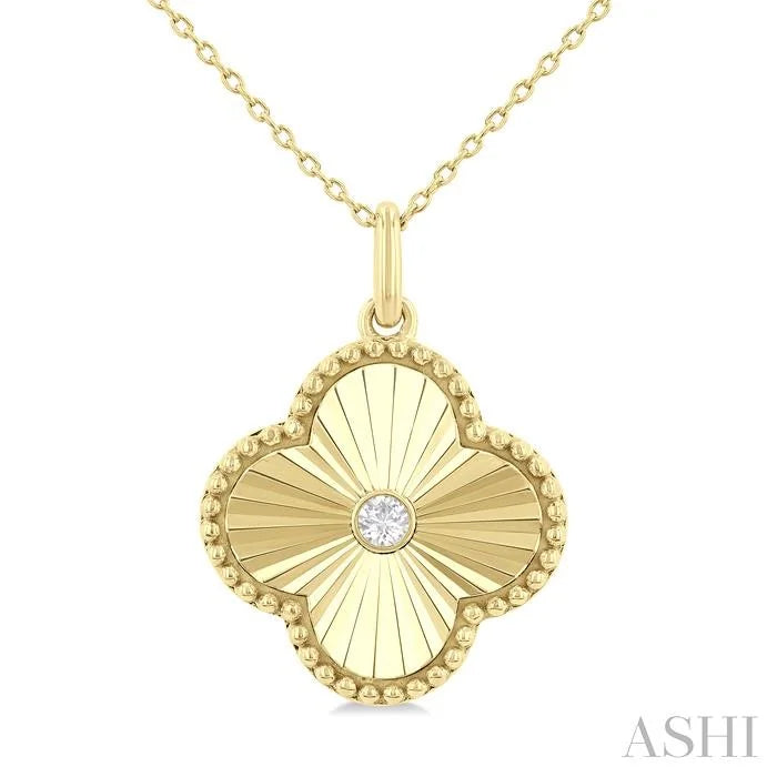 Clover Fluted Medallion Diamond Fashion Pendant