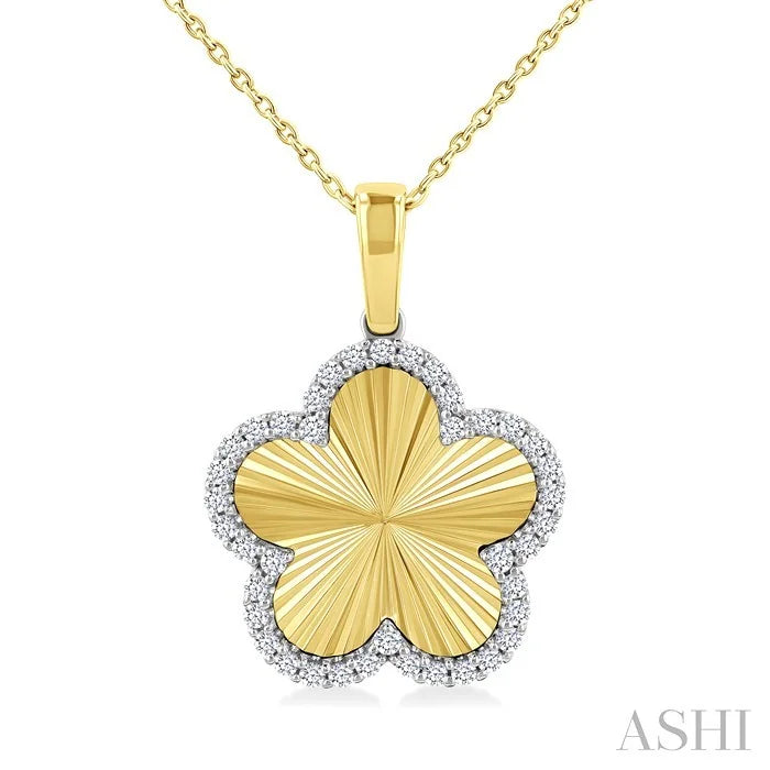 Clover Fluted Diamond Fashion Pendant
