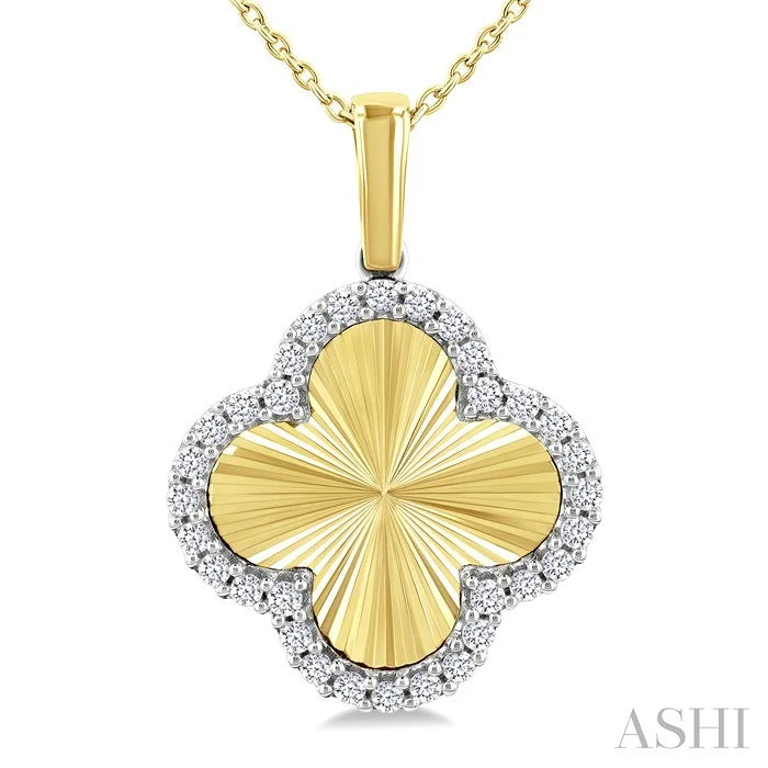 Clover Fluted Diamond Fashion Pendant