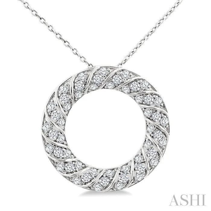 Circle Ribbed Diamond Pendant