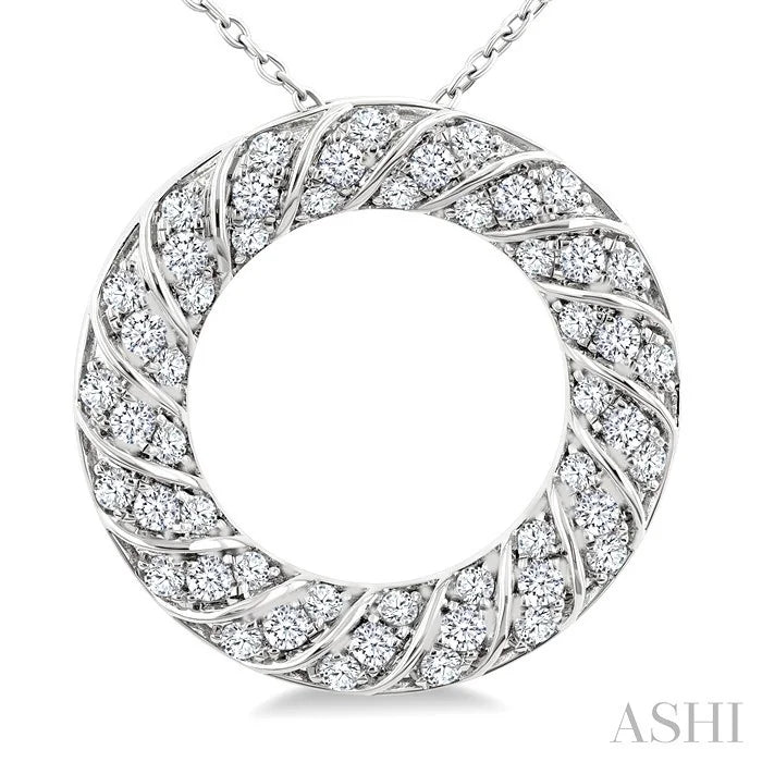 Circle Ribbed Diamond Pendant