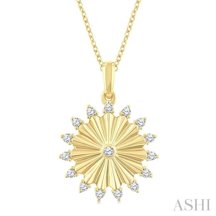 Circle Fluted Diamond Fashion Pendant